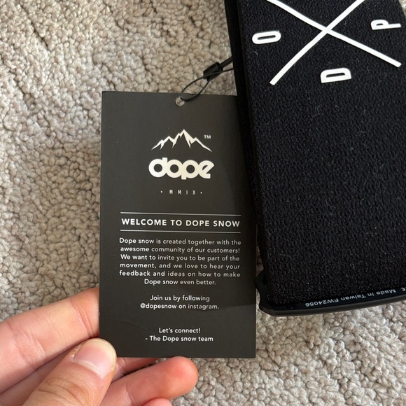 DOPE VR Goggles with Reflective Pink Lens and Black Case - Picture 2 of 4